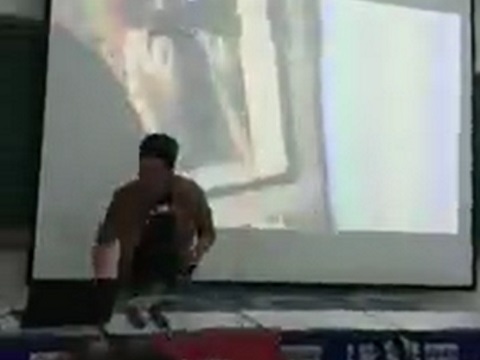 教材ビデオを見せるはずがセックス動画を見せてしまう男性教師