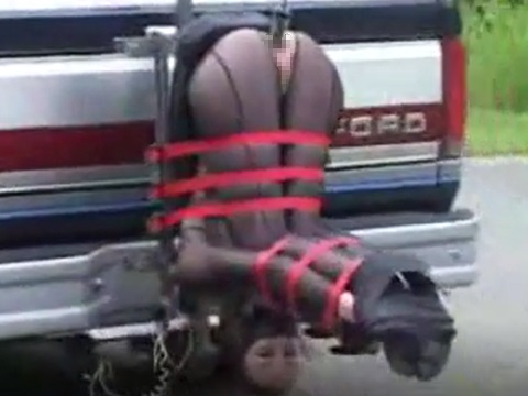 車の荷台に逆さまに拘束されてファッキングマシーンで責められるM女