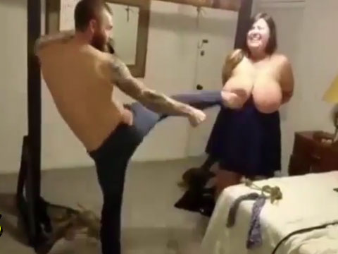 腹パンならぬ乳キック
