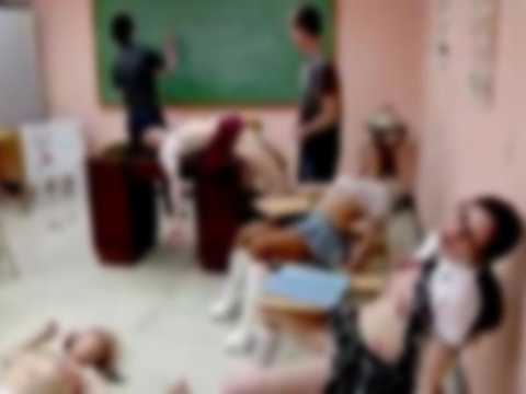 学校で大勢の女子生徒を射殺してから屍姦する男