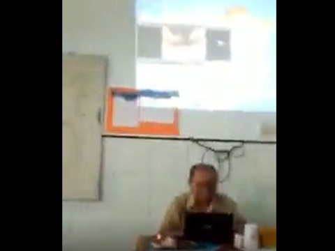生徒たちに教材を見せるつもりがエロ動画を見せてしまった男性教師