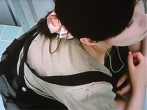 トイレに痴漢！？だけど女は音楽を聴いてて気づいてないので精子ぶっかけたったｗ
