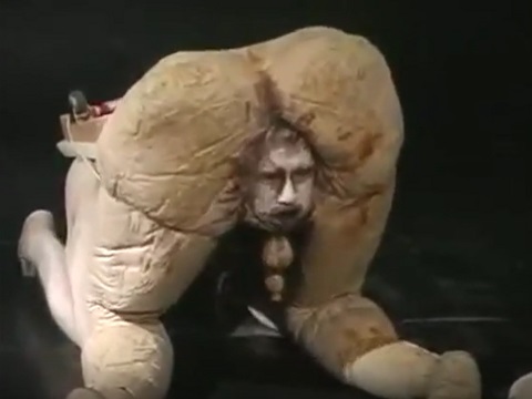 お尻に仮装した男の姿が下品すぎる