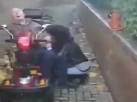 イギリスの街角で売春婦に野外フェラチオさせていた老人が目撃される