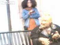 【アメリカ】顔面に大量のピーナッツバターを塗りたくってご満悦のおじさんが目撃される...