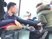 電車で女性に身体を押しつける痴漢男が3人のおっさんに制止されてる一部始終が衝撃！！