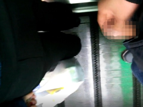女性の背後からザーメンを射精する変態男