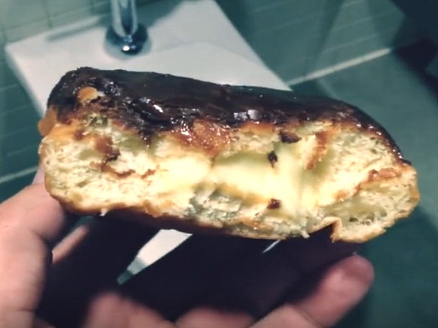 個室トイレに置いてあったお菓子（ドーナツ）をオナホ代わりにする男