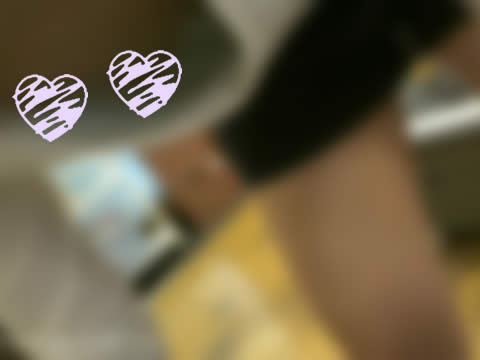 少女の胸元を狙って乳首盗撮