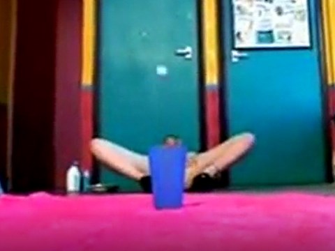 女性器からゴルフボールを出してコップを狙う女性