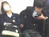 電車で寝ている女子高生のスマホを盗む男子生徒が目撃される…