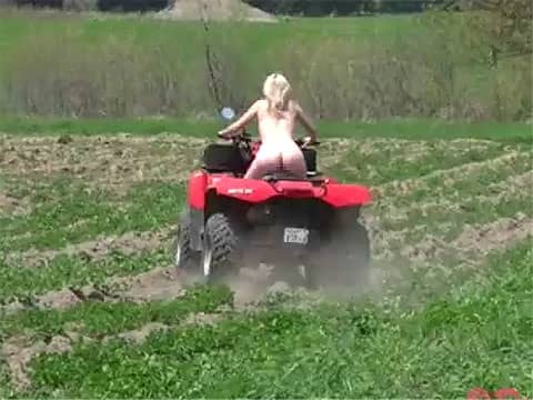 全裸で豪快にバギーを乗り回す女