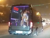 運転してたら巨尻ダンサーがポールダンスしてる宣伝カーとすれ違って勃起不可避ｗｗｗ