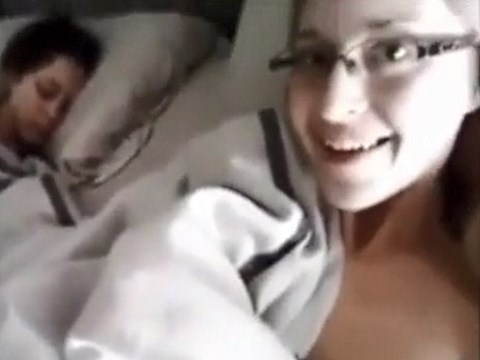 隣で妹が寝ているのに大胆に自画撮りオナニーを始める美人のメガネお姉さん