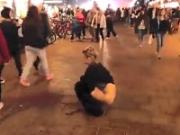 街中でお尻丸出し!金髪美女が野外でオシッコをする羞恥放尿プレイ