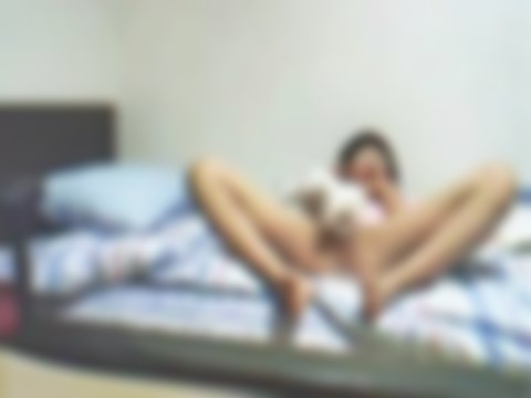 眼鏡っ娘がライブチャットでバター犬プレイを披露