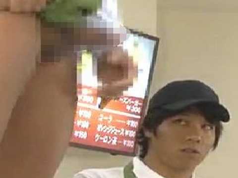 ホモ専門のハンバーガーショップ チンコナルドでセンズリ合戦するゲイの店員と男性客がザーメンをブッカケあう