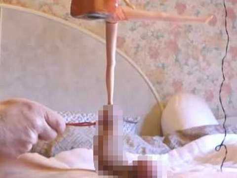 尿道にバービー人形の脚を突っ込んでオナニーする変態男