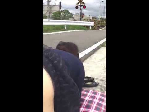 日本の変態カップルが踏切前で露出青姦セックス