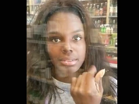 羞恥心の全くない黒人お姉さんが店員さんの目の前で放尿