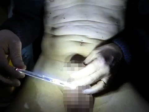 ペン型のLEDライトをチンコに突っ込んでマスターベーションする変態男