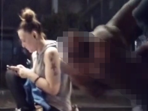 露出狂の変態男が公共の場で女性たちにセンズリを見せつける
