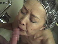 シャワーキャップをかぶったどすけべ婆さんにフェラさせたった