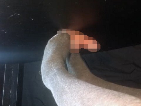 グローリーホールから出ているM男のチンコを痴女が電マ責め