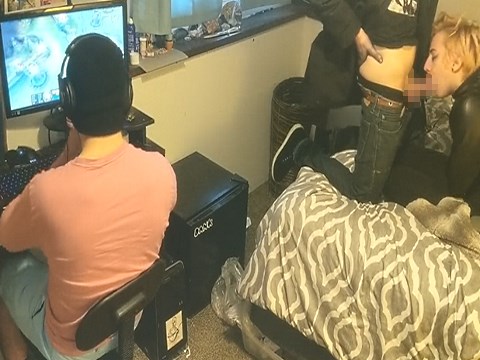 ゲームに夢中な友人のそばでフェラをするカップル