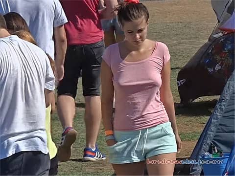 【盗撮】ノーブラで街を闊歩する女たち