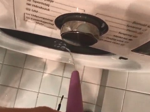 ドラム式洗濯機にオシッコを注入するクレイジーな女
