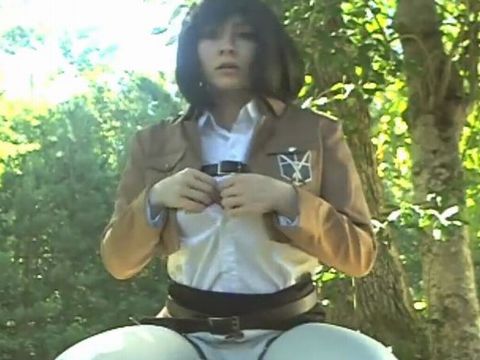 進撃の巨人のミカサアッカーマンのコスプレをした外人が野外オナニーをする無修正アニコス動画