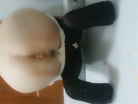 アナルから魚肉ソーセージを8本も射出する女