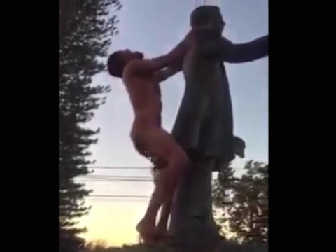 全裸になって像に腰を振る男が変態すぎる