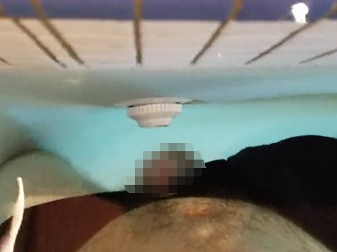 プールのジェットにチンコをあてて水中で射精する男