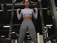 露出好きの筋肉女子がノーパンスパッツでマンスジ丸見えジムトレーニング！
