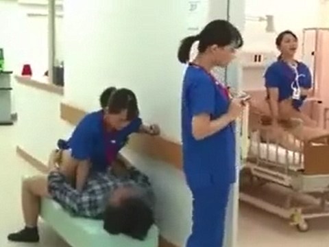 ペニスを痛がる患者に騎乗位で治療する看護師