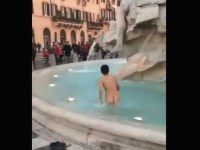 【野外露出】観光スポットの噴水広場で全裸になって泳ぐ女