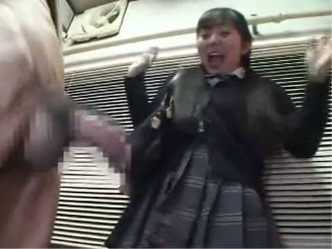 女子校生にでっかいチ〇ポを見せつけたら大騒ぎになったｗ